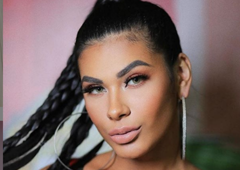 Pocah sensualiza de biquíni neon e arranca suspiros dos fãs