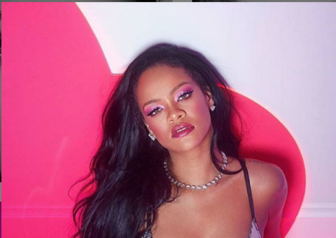 De ladinho, Rihanna sensualiza com lingerie branca e exibe corpo em forma