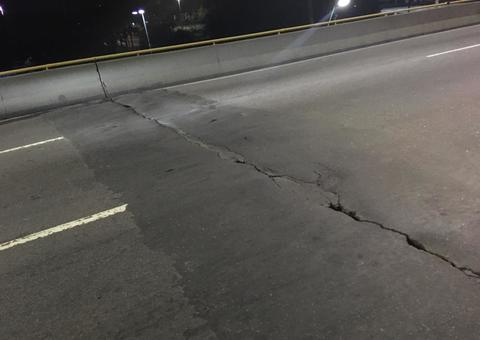 Motoristas apontam rachaduras no asfalto de viaduto em Manaus
