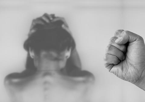 Mulher é feita de escrava sexual por mais de 30 anos