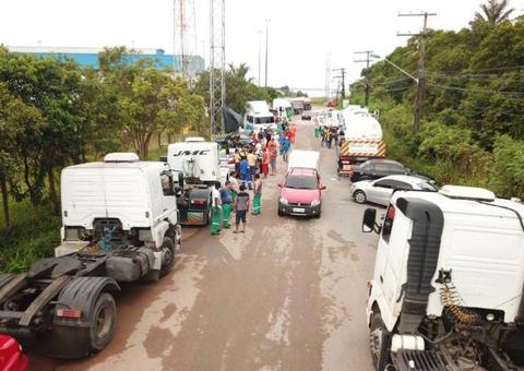 Motoristas e caminhoneiros bloqueiam acesso a refinaria e exigem redução de ICMS em Manaus