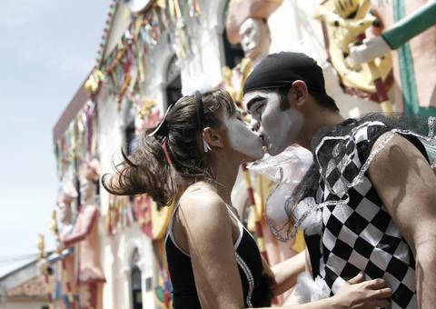 Médico diz como doença do beijo pode ser evitada no carnaval