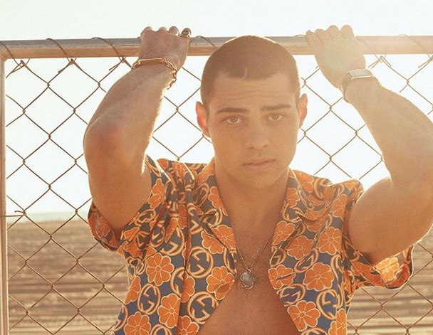 Noah Centineo relembra vício em drogas: ’não havia muitas que eu não usasse’