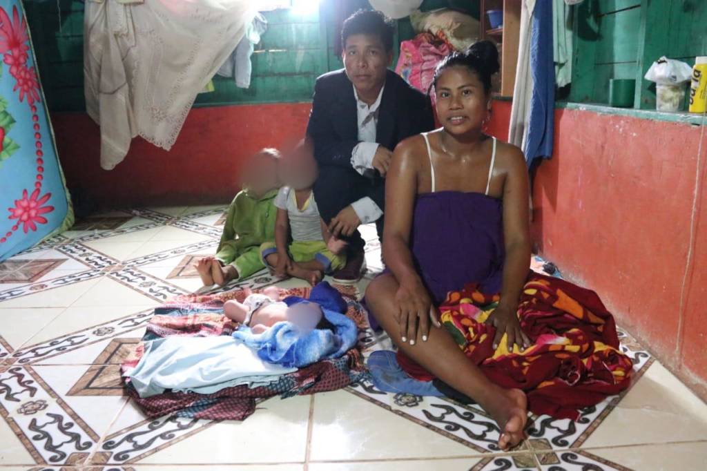 Noiva indígena dá à luz e casamento é feito em casa no Amazonas 