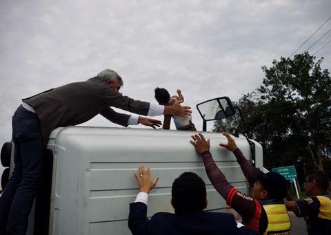 Carreta com família tomba no Amazonas e jornalista ajuda a resgatar bebê