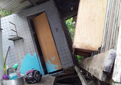 Parte de casa de madeira desaba durante chuva em Manaus