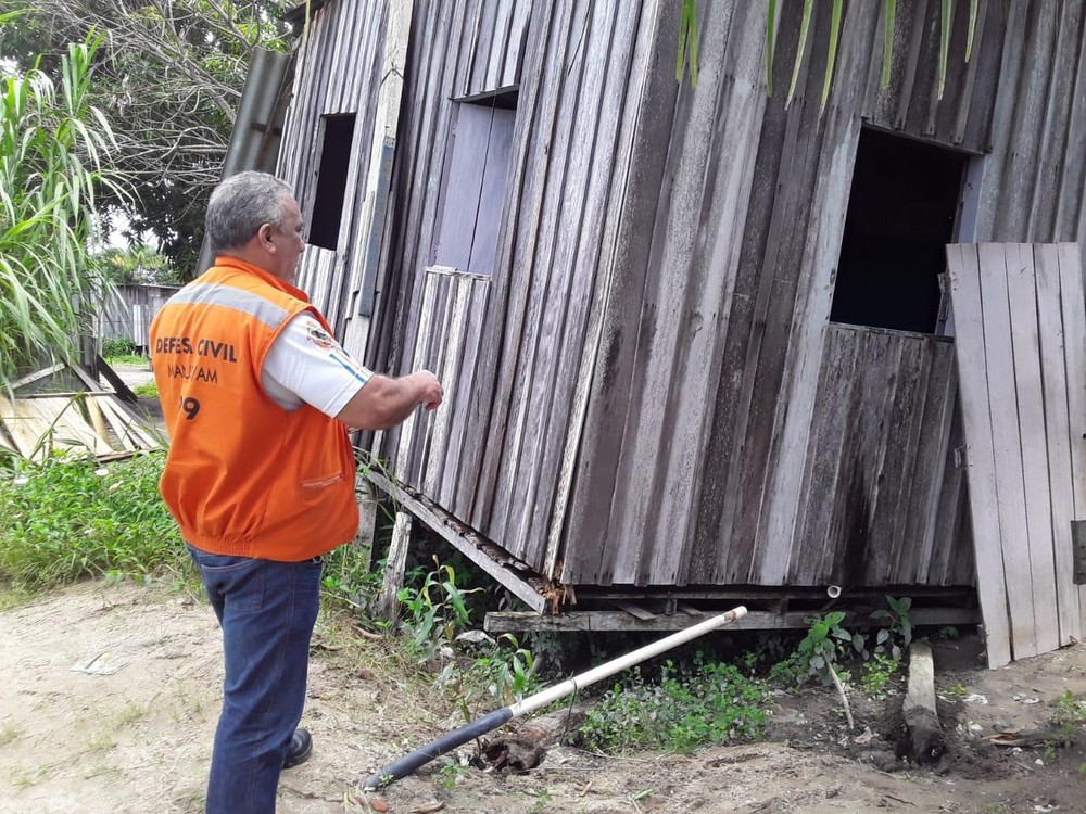 Parte de casa de madeira desaba durante chuva em Manaus
