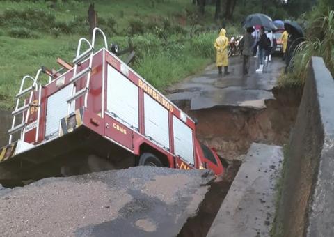 Viatura dos bombeiros cai de ponte destruída por fortes chuvas