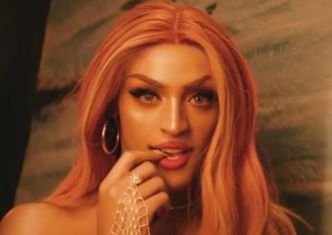 Nua, Pabllo Vittar dá close mostrando como esconde pênis em tapa-sexo