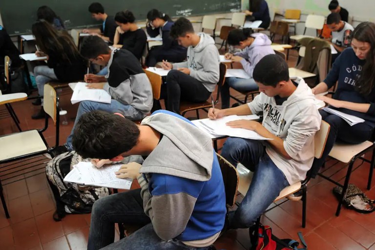 Pé-de-Meia: 1º etapa atende alunos de lares beneficiados pelo Bolsa Família