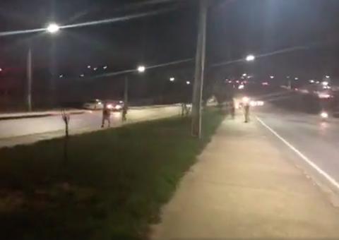 Assaltante corre entre carros em avenida de Manaus ao ser baleado por justiceiro