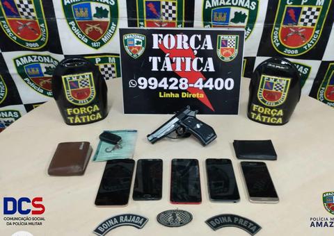 Com arma e celulares escondidos dentro de carro, suspeitos são presos em Manaus