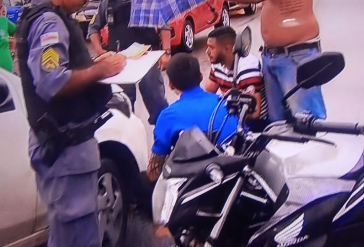 Em Manaus, acidente deixa mulher ferida e paralisa trânsito em avenida