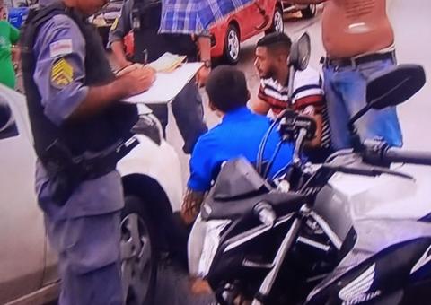 Em Manaus, acidente deixa mulher ferida e paralisa trânsito em avenida