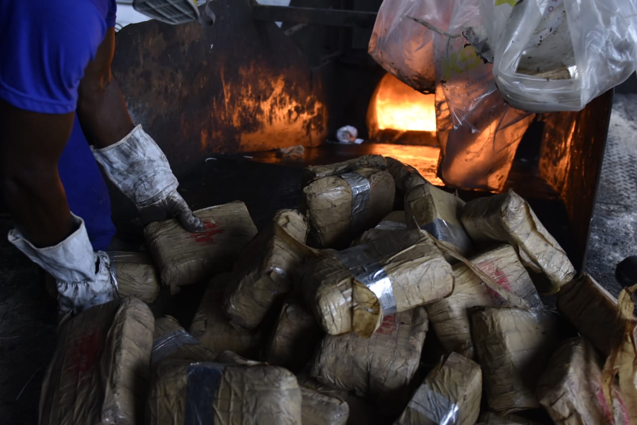 No Amazonas, polícia incinera 2 toneladas de drogas avaliadas em R$ 11 milhões