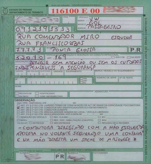 Motorista é multada por comer coxinha enquanto dirigia