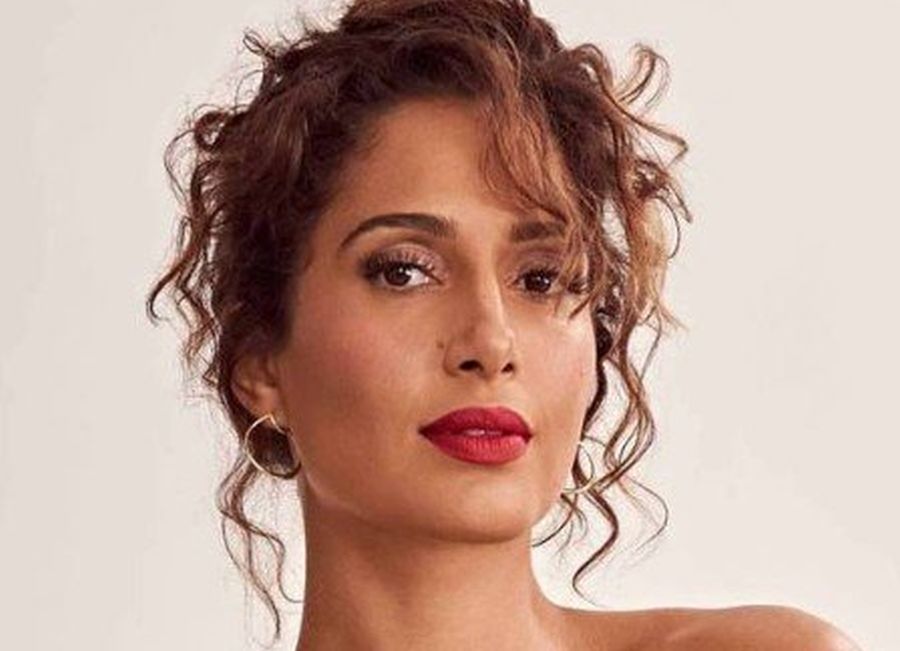 De biquíni, Camila Pitanga toma banho de mangueira e exibe corpinho natural 