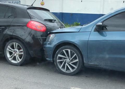 Engavetamento envolvendo caminhão e 5 carros complica trânsito em Manaus