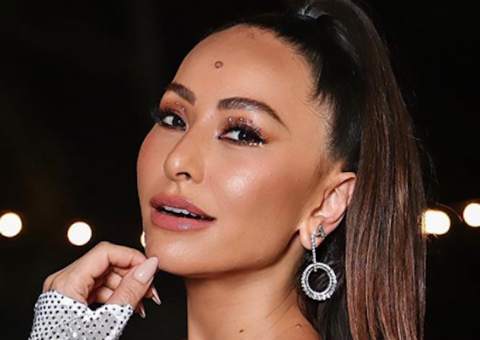 Sabrina Sato usa look cavadíssimo em ensaio de escola de samba 