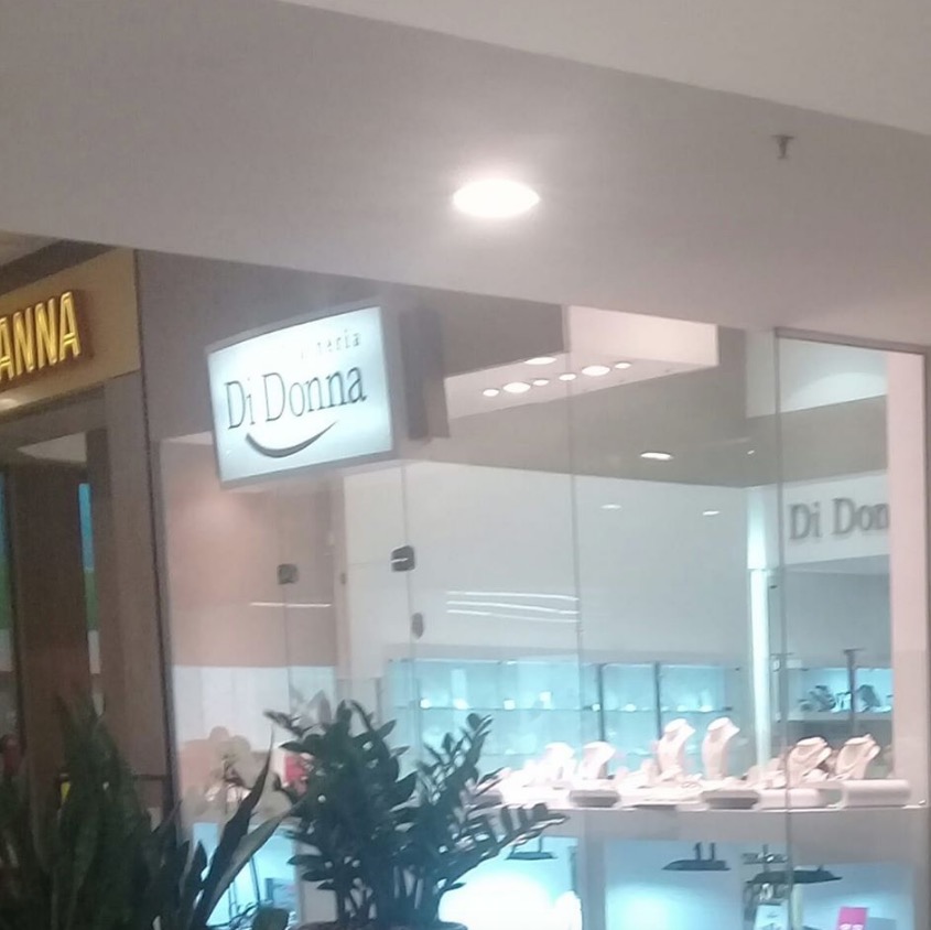 Dupla armada rende segurança e assalta joalheria no Amazonas Shopping