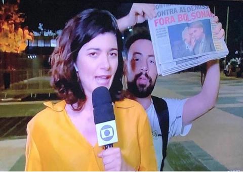 Ao vivo, repórter da Globo leva susto com manifestante aos gritos de 'fora Bolsonaro'