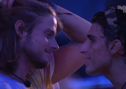 BBB20: Prior fica com bunda de fora durante festa e Daniel ‘dá conferida'