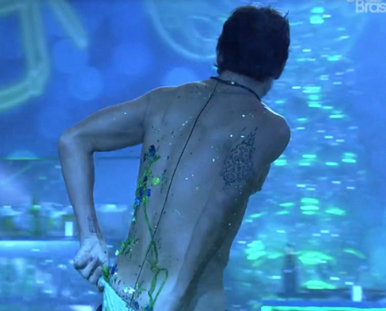 BBB20: Prior fica com bunda de fora durante festa e Daniel ‘dá conferida'