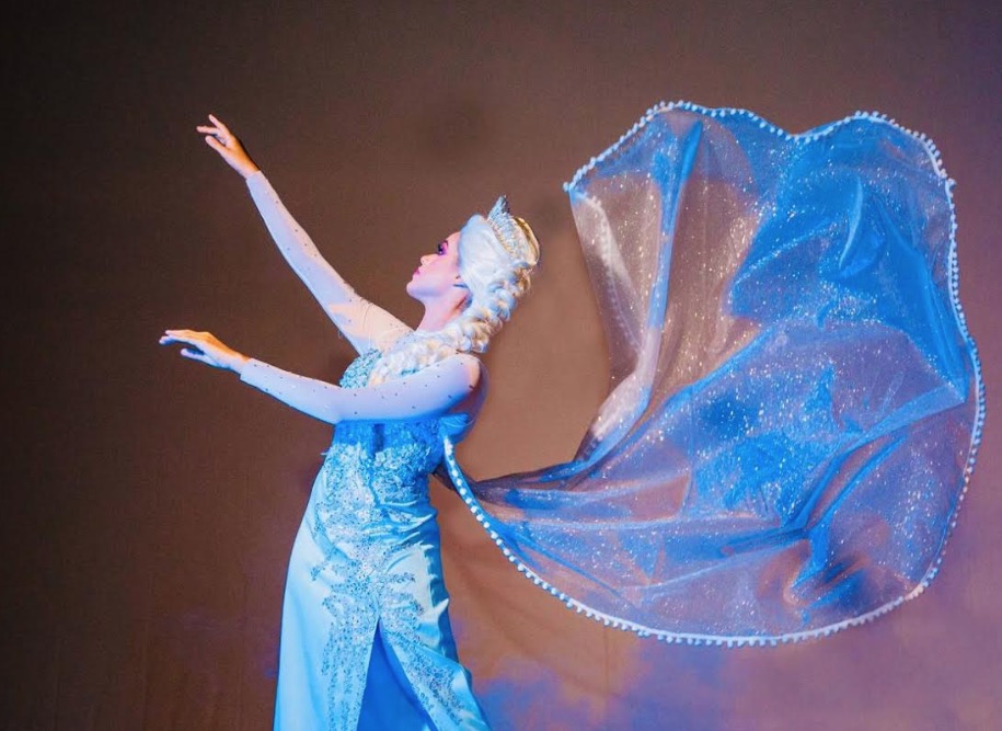 Espetáculo musical Frozen é atração no palco do Teatro Amazonas