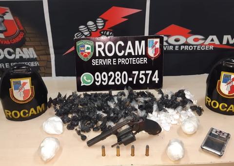Em Manaus, homem é preso ao ser flagrado exibindo arma e drogas em beco