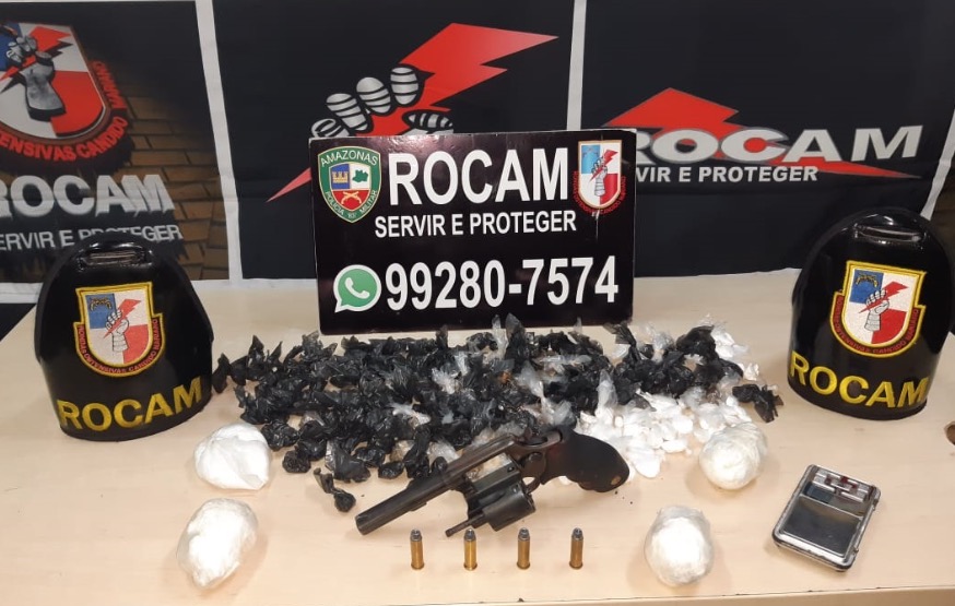 Em Manaus, homem é preso ao ser flagrado exibindo arma e drogas em beco
