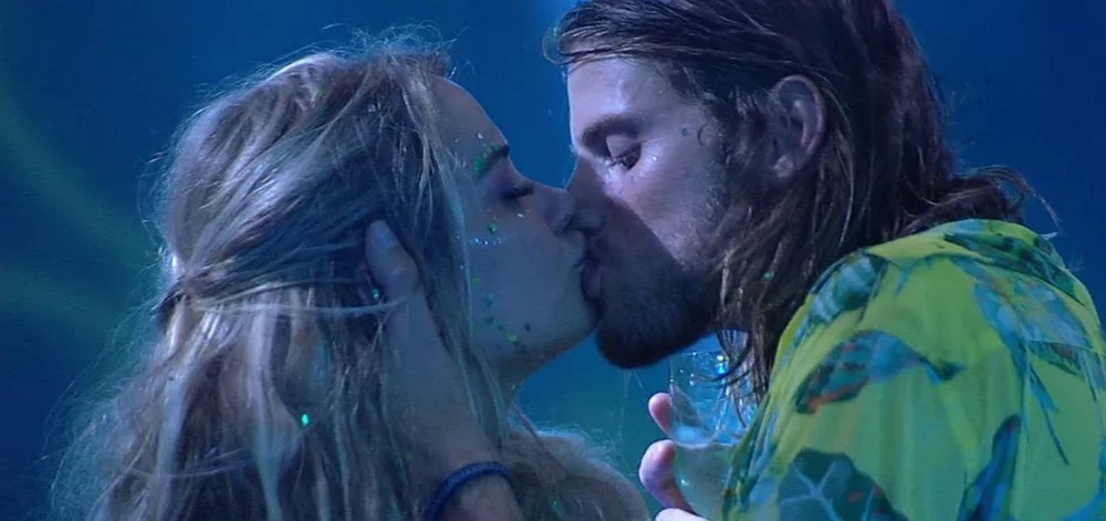 BBB20: Internautas detonam Marcela por beijo e equipe de sister se pronuncia 