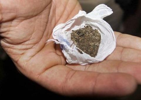 Para evitar prisão, homem tenta esconder drogas na casa da vizinha em Manaus