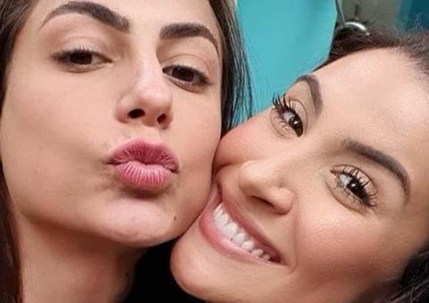 Carentes, Bianca e Mari protagonizam beijos de língua durante festa do BBB20 