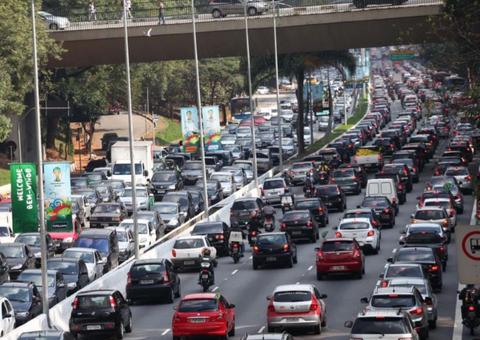 Senado aprova projeto que proíbe venda de veículos movidos a gasolina no Brasil 