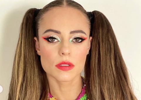 Paolla Oliveira curte bloco de carnaval com fio dental à mostra em look ousado