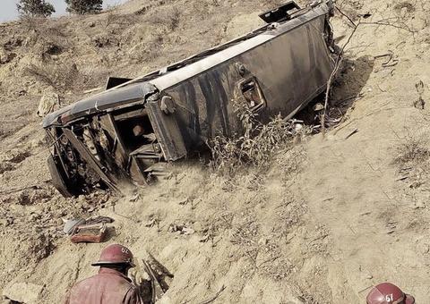 Ônibus com torcida do Barcelona de Guayaquil cai em penhasco e deixa mortos