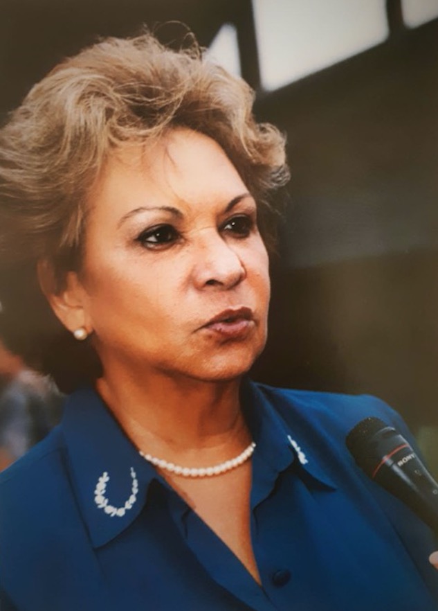 Maryse Mendes é enterrada sob aplausos em Manaus