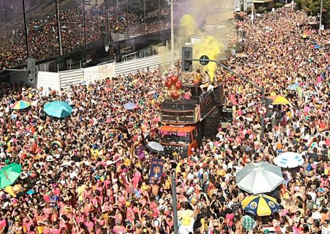 Cinco pessoas, entre elas duas adolescentes, são baleadas em bloco de carnaval