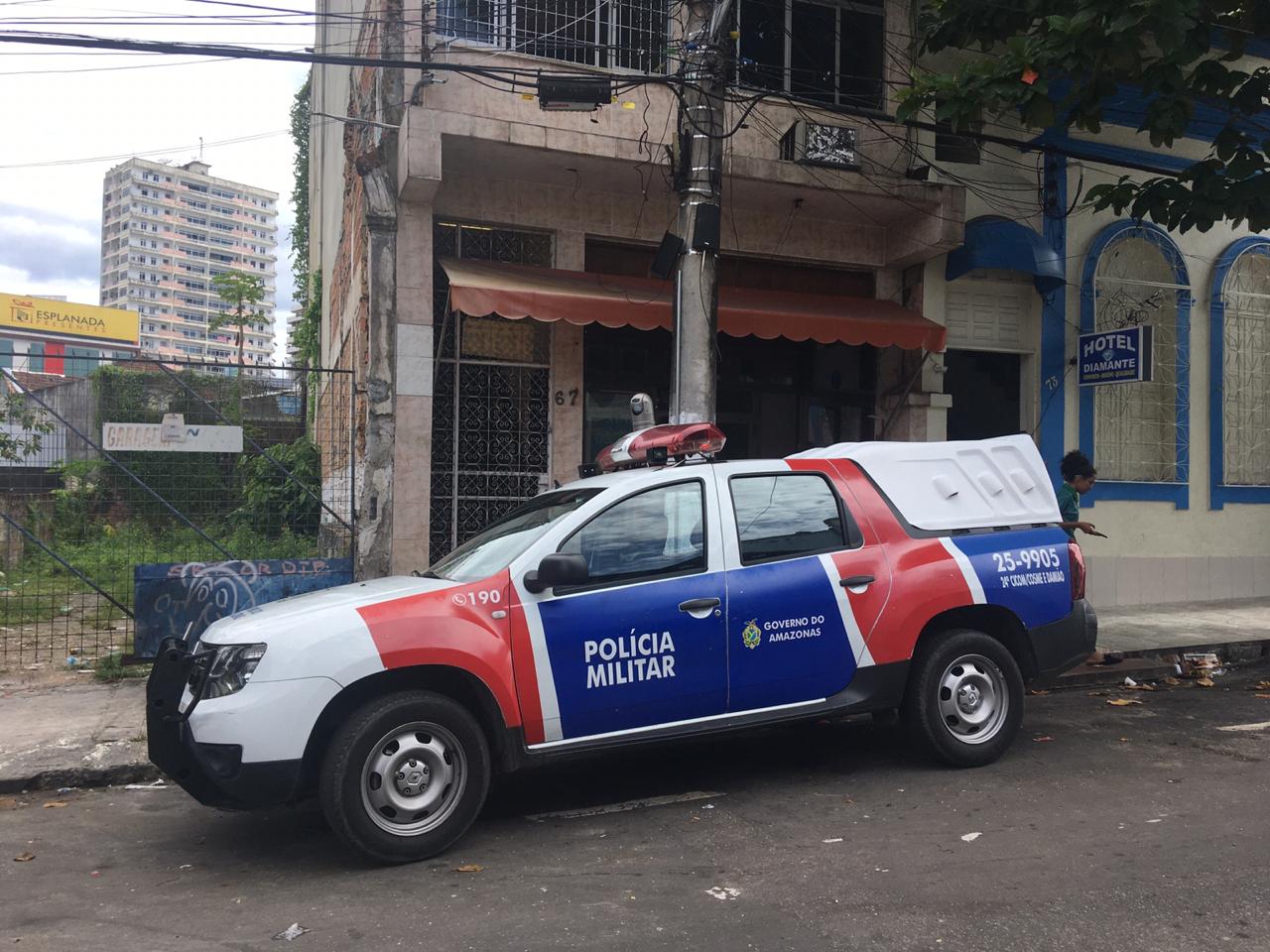 Com cérebro espalhado pelo chão, mulher é achada agonizando em quarto de hotel em Manaus 
