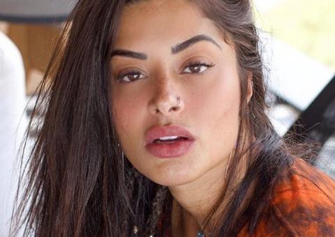 A la Paolla Oliveira, Aline Riscado posa sem sutiã com bumbum 'bola' e enlouquece marmanjos