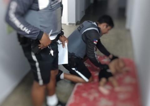 Embriagado e com bebê no colo, homem é preso depois de quase ser atropelado em Manaus