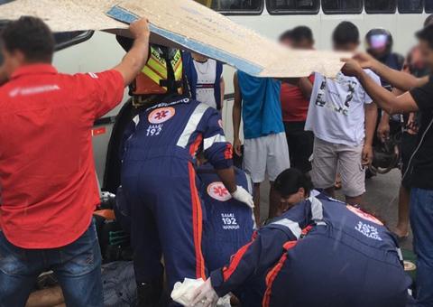 Motociclista avança sinal vermelho e morre ao se chocar de frente com ônibus em Manaus 