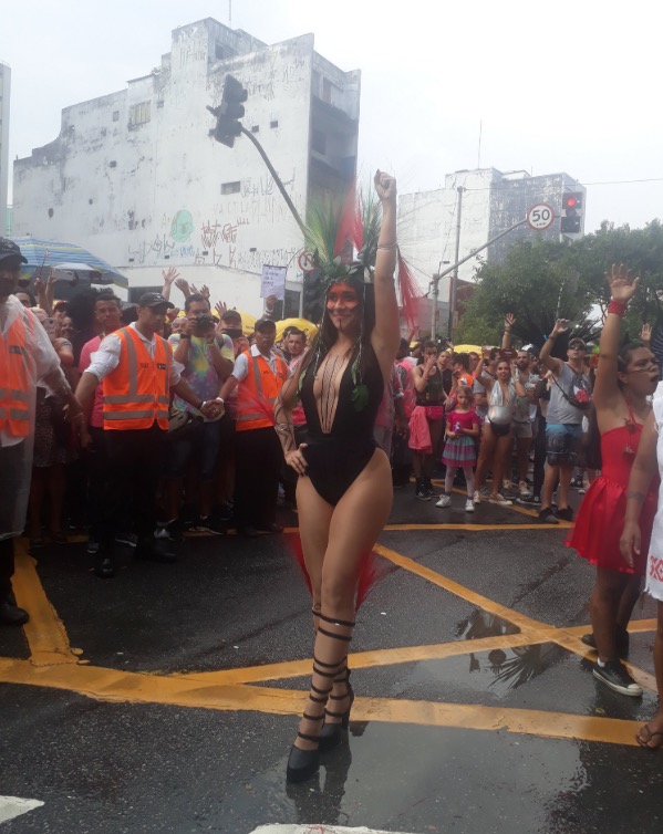 Aos 49, Alessandra Negrini choca ao surgir com corpaço no Carnaval