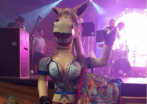 Banda da Bhaixa da Hégua leva alegria a foliões do Educandos; Veja vídeo