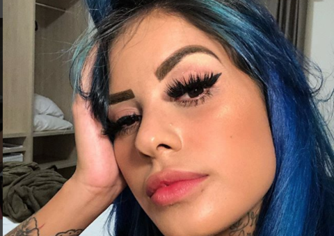 Tati Zaqui enlouquece seguidores em vídeo rebolando bumbum na 'cara' de fã