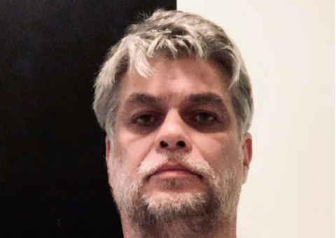 Fábio Assunção curte sol e ostenta boa forma aos 48 anos