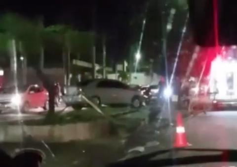 Ao tentar evitar colisão entre carros, motorista arranca poste e fica gravemente ferido em Manaus