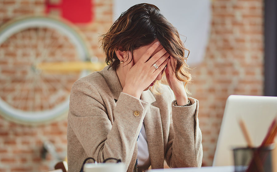 Trabalho e redes sociais podem ser gatilhos para a ansiedade