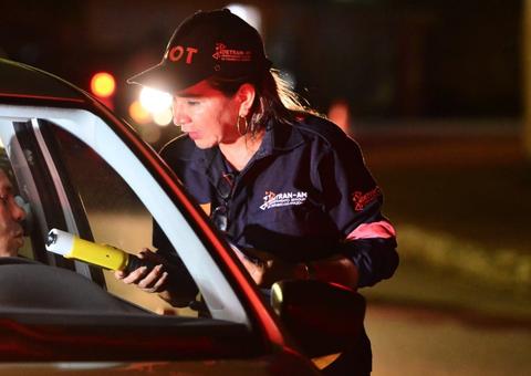 No pré-carnaval, motoristas são flagrados alcoolizados e acabam presos em Manaus