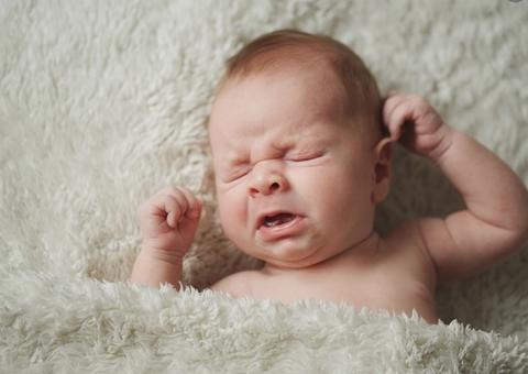 Por que o bebê espirra tanto? Especialista responde